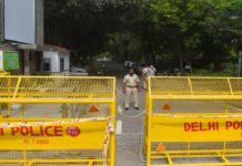 3 snatchers at knife target Delhi University student